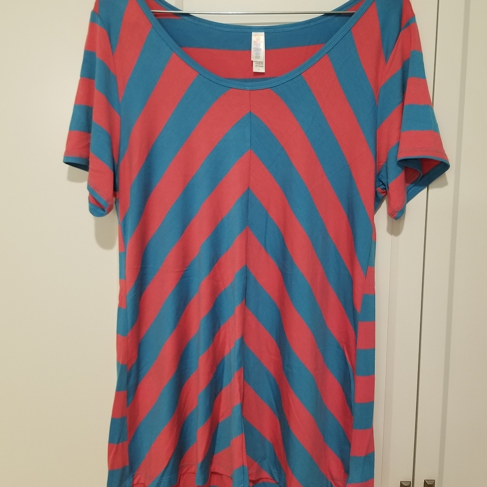LuLaRoe classic tee.